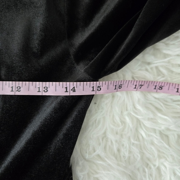 Double M Long Sleeve Collared Velvet Dress. Size Medium. New. - Picture 4 of 6